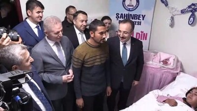 yeni dogan bebek - İçişleri Bakan Yardımcısı Çataklı'dan Gaziantep'te yılın ilk bebeğine ziyaret - GAZİANTEP  Videosu