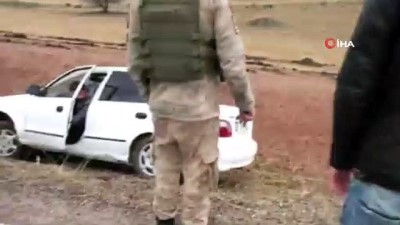  Jandarma çamura saplanan aracı 'Kobra' ile kurtardı 