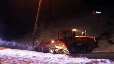  Karabük-Bartın yolunda etkili olan kar yağışı sürücüleri zorluyor