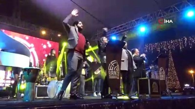 yilbasi gecesi -  Kuşadası'nda yılbaşı gecesini sokakta kutladılar  Videosu
