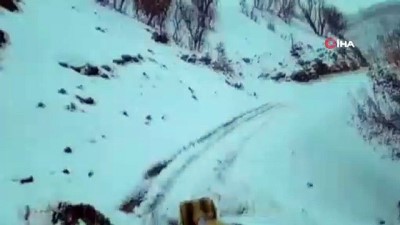  Siirt’te kar yağışı nedeniyle kapanan köy yolları ulaşıma açılıyor 