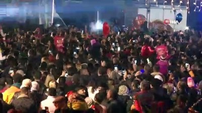 yilbasi gecesi -  Turizm kenti yeni yıla, meydandaki coşkulu kalabalıkla ‘merhaba’ dedi  Videosu