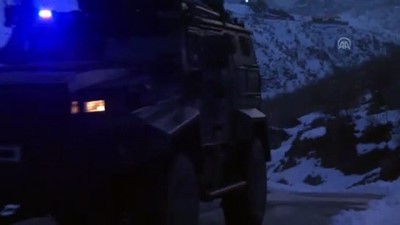 polis ozel harekat - Yeni yılı 1350 rakımlı üs bölgesinde elleri tetikte karşıladılar - HAKKARİ  Videosu