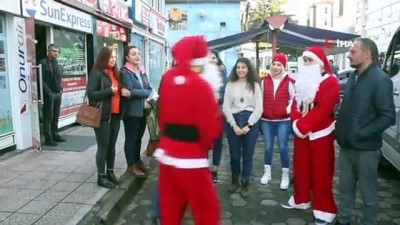  Yılbaşında Noel Baba kostümü giyerek hasta öğrencilerini ziyaret ettiler