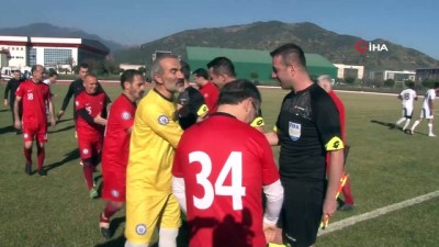 otistik -  TBMM Futbol Takımı Down Sendrom’lu çocuklar için sahaya çıktı Videosu