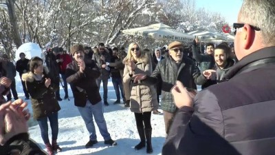 kartopu savasi -  Bir metreyi aşan karda coşkulu festival  Videosu