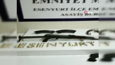 kalasnikof -  Polisin şüphelendiği araçta 4 farklı silah bulundu  Videosu