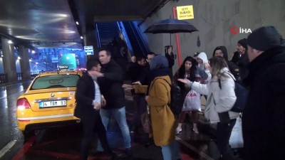 taksim -  Taksici ile kadın turistin şemsiye ve tekmeli kavgası kamerada  Videosu