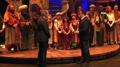 devlet tiyatrosu -  - ‘Uçmak, Hezarfen Ahmed Çelebi’ oyununa yoğun ilgi  Videosu