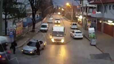 yasli adam -  Yolun karşısına geçmeye çalışan yaşlı adamı sırtında taşıdı  Videosu