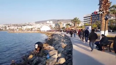  Kuşadası'nda sıcak havayı fırsat bilen vatandaşlar sahile akın etti