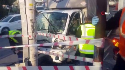 elektrik diregi -  Bağcılar'da kamyonet önce taksiye, ardından da tramvaya elektrik veren direğe çarptı Videosu