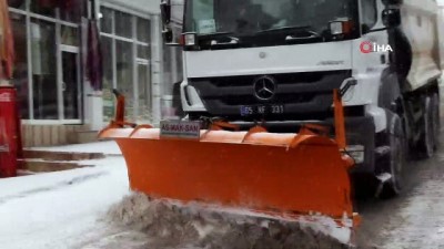  Başkale’de kar yağışı hayatı olumsuz etkiledi 