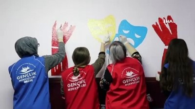  Gönüllü gençler köy okulunu boyadı