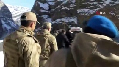 el bombasi -  Hakkari Valisi, beraberindeki komutanlarla operasyon bölgesini denetledi  Videosu