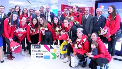 Şampiyon milliler yurda döndü