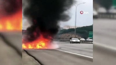 yangin tupu -  TEM’de seyir halindeki otomobil, alev alev yandı  Videosu