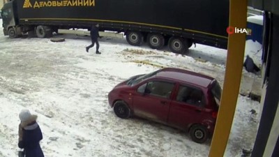  Tırın arkasında kalan işçi hayatını kaybetti