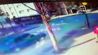 dikkatsizlik -  Seyir halindeki otomobil halk otobüsüne böyle çarptı Videosu