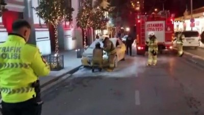  Taksim’de ticari taksi yandı, esnaf yangın tüpleriyle müdahale etti 