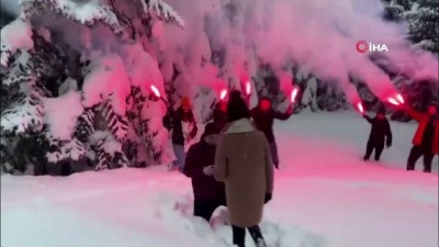  - Uludağ'da karlar altında meşaleli evlilik teklifi 