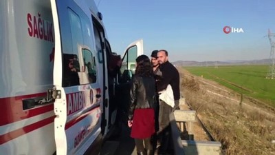 karayollari -  Kolu kırılan çocuklarını hastaneye götürürken kaza yaptılar  Videosu