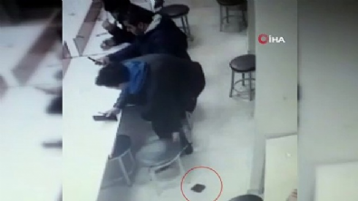 Yere düşen cüzdanı ayaklarıyla çaldılar! 