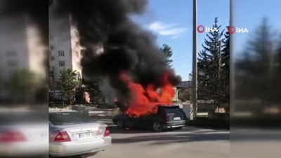  Seyir halindeki otomobil alev alev yandı 