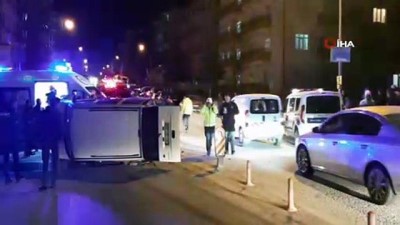  Ticari araç ve otomobil çarpıştı: 5 yaralı 