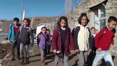 kirtasiye malzemesi -  10 öğrencisi bulunan okulda karne töreni Videosu