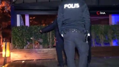 kadin polis -  Alkollü kadın eski erkek arkadaşının iş yerinin camlarını kırdı  Videosu