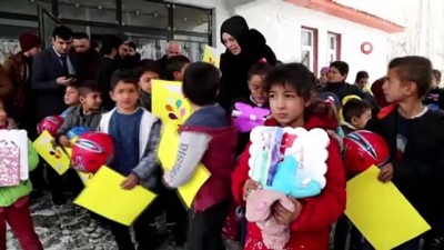  Başkale'de kar yağışı altında karne sevinci 