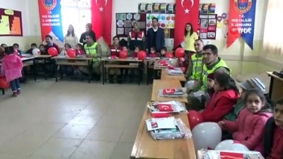 rehber ogretmen -  Çocuklardan karne dağıtan Mehmetçik’e asker selamı  Videosu