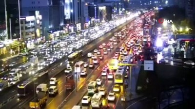  İstanbul’da yarıyıl tatili ve olumsuz hava trafiği kilitledi