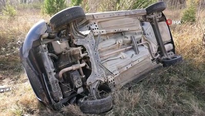  Lastiği patlayan otomobil şarampole yuvarlandı: 2 yaralı 