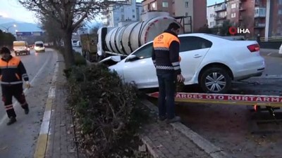  Otomobil kontrolden çıkınca kaldırımda asılı kaldı 