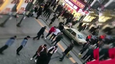  Pendik’te sokak ortasında tekmeli yumruklu kavga kamerada 