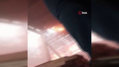  Sultanbeyli'de apartmanın çatısı alev alev yandı 