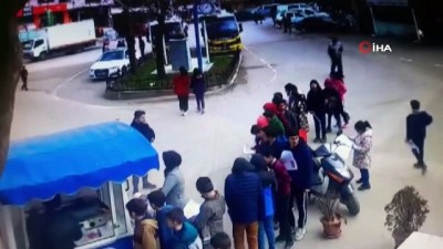  Takdir belgesi alan öğrencilere ücretsiz tost verdi