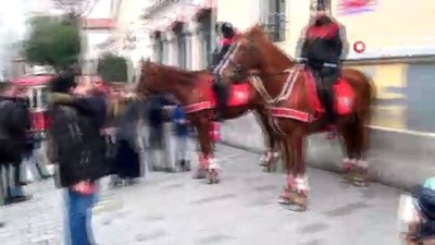  İstiklal Caddesi'nde atlı polislerin geçidi turistlerden büyük ilgi gördü