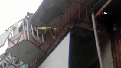  Balkonda mahsur kalan kediyi itfaiye kurtardı 