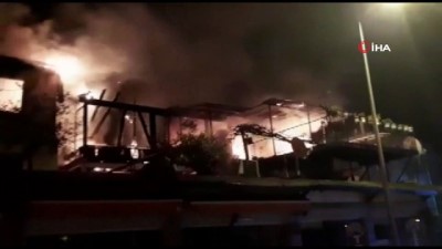  Bodrum’da çıkan yangında 2 ev küle döndü 