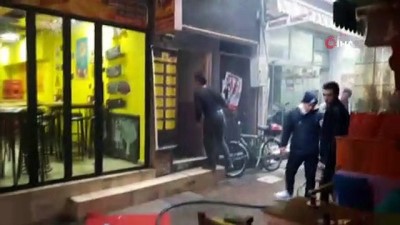 sparta -  Dar sokakta yaşanan yangına itfaiye araçları giremeyince zor anlar yaşandı Videosu
