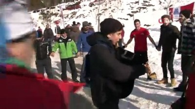  Kara ve soğuğa aldırmadan gölde yüzdüler