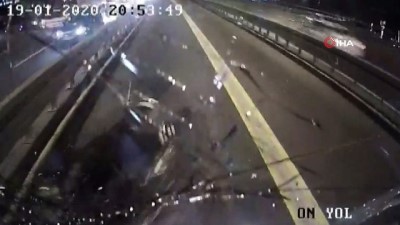 Metrobüsle motosikletin çarpıştığı feci kaza anı kamerada