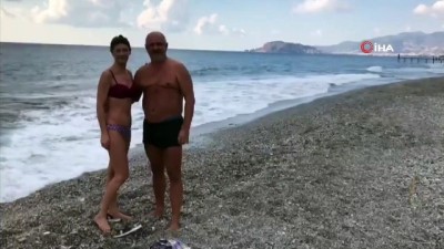 siddetli ruzgar -  Rus turistler soğuk havaya aldırış etmeden denize girdi Videosu