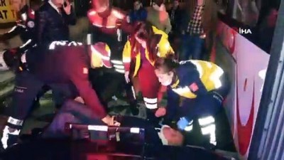 hemzemin gecit -  Samsun'da tramvay yayaya çarptı: 1 yaralı Videosu