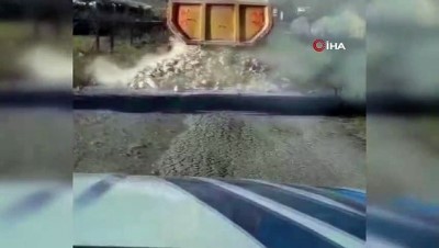  Hafriyat kamyonu sürücü yola hafriyat döküp böyle kaçtı 