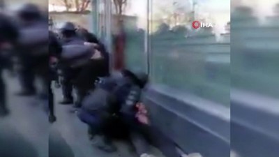 polis siddeti -  - Fransa’da polisler darp ettikleri göstericiden şikayetçi oldu Videosu