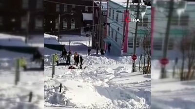 kar yigini -  - Kanada’da kar kalınlığı 2 metreyi aştı, evlerin çevresi karla kaplandı  Videosu